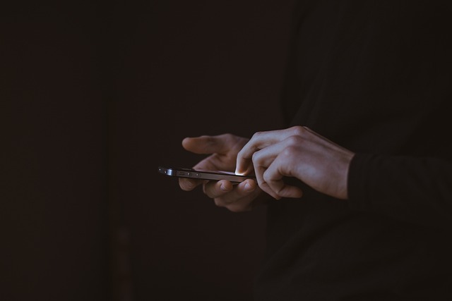 5 Weird Texting Habits Of Narcissists